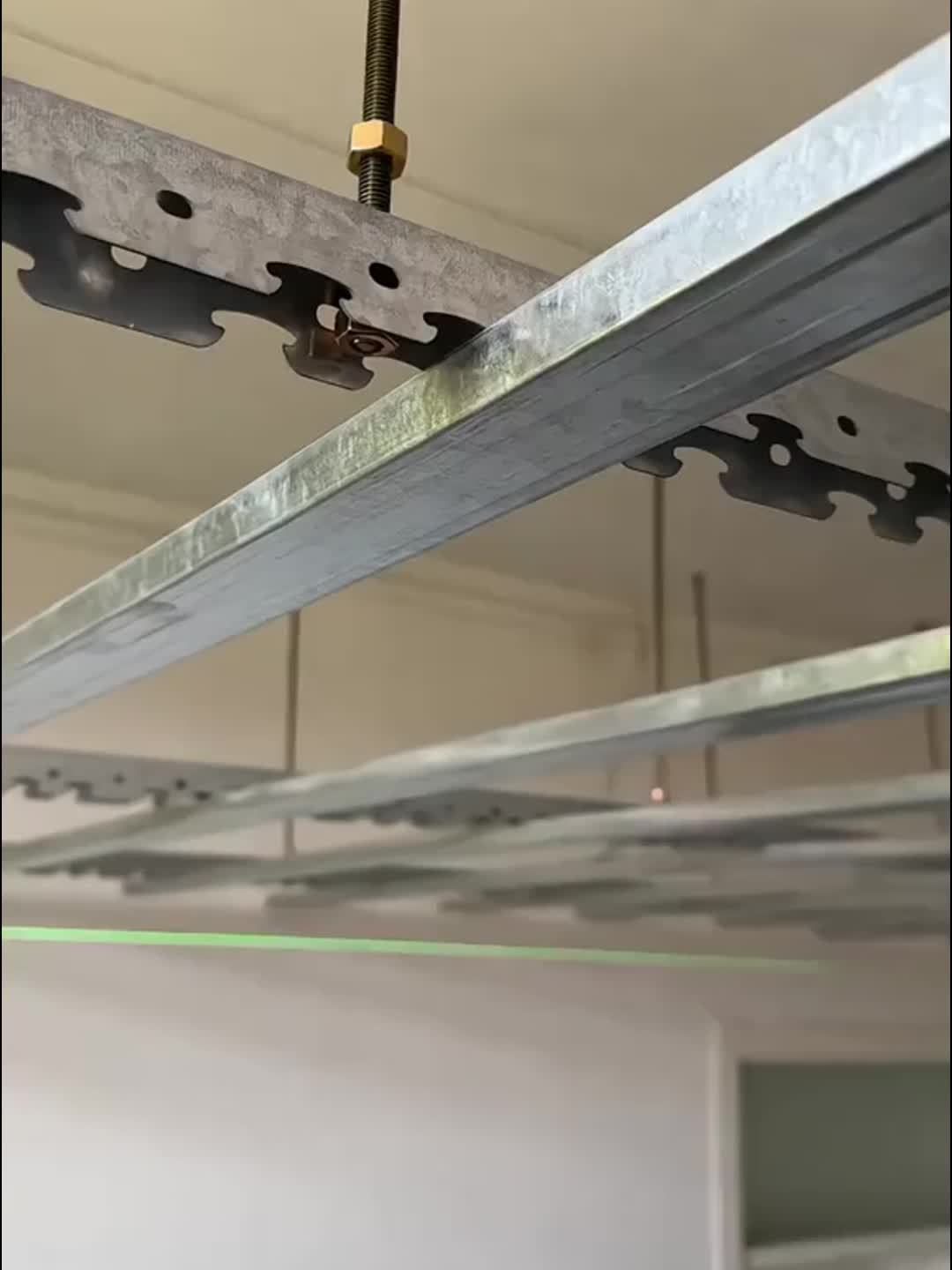 Nível a Laser com Régua de Altura – Precisão Industrial para Alinhamentos e Instalações Profissionais! 💥🧱